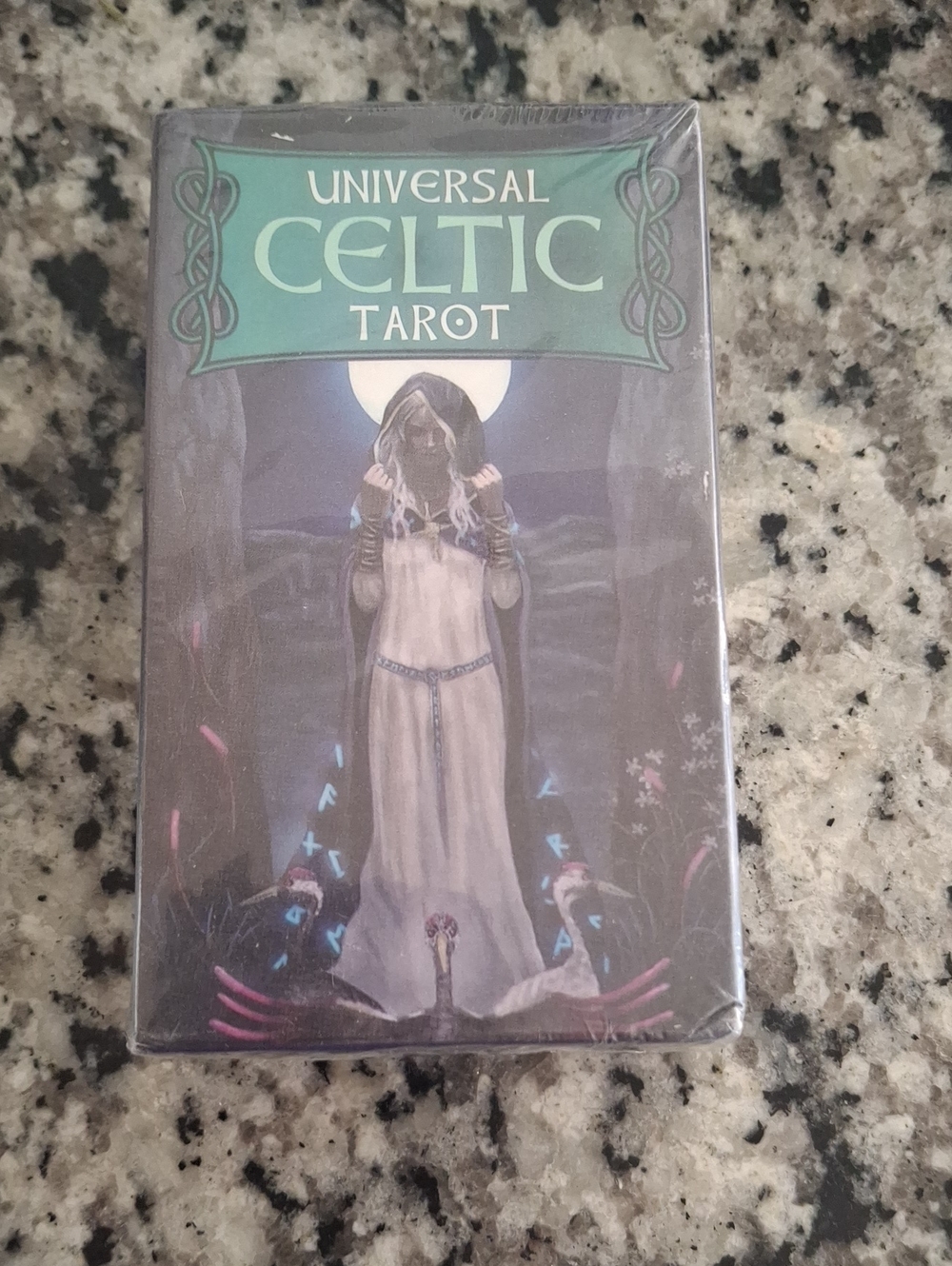 Universal Celtic Tarot - Green, Black & Cream Artwork